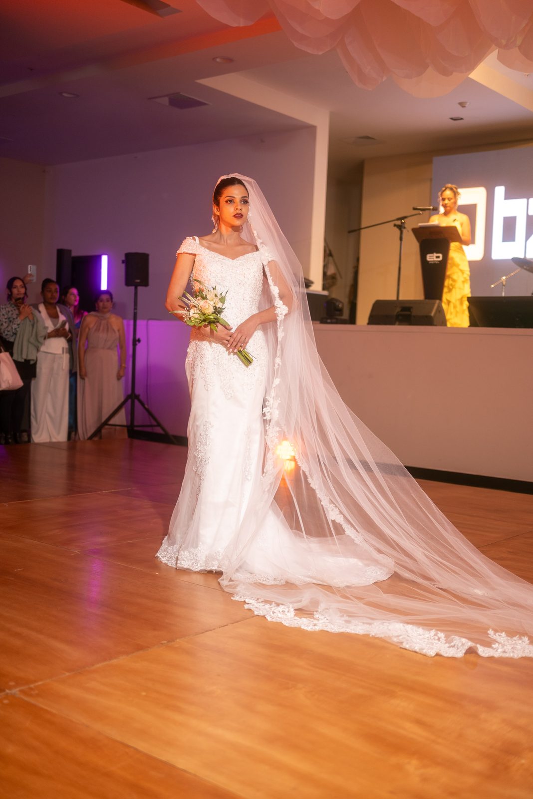 Novia silueta sirena en pasarela con velo largo