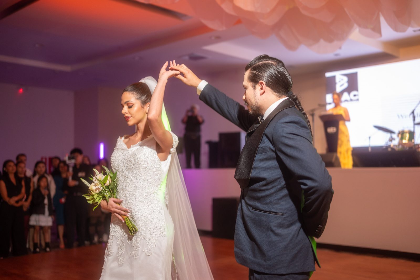 Primer baile en la pasarela