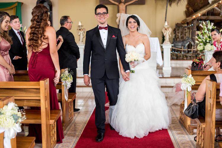 Novia con vestido de encaje a medida